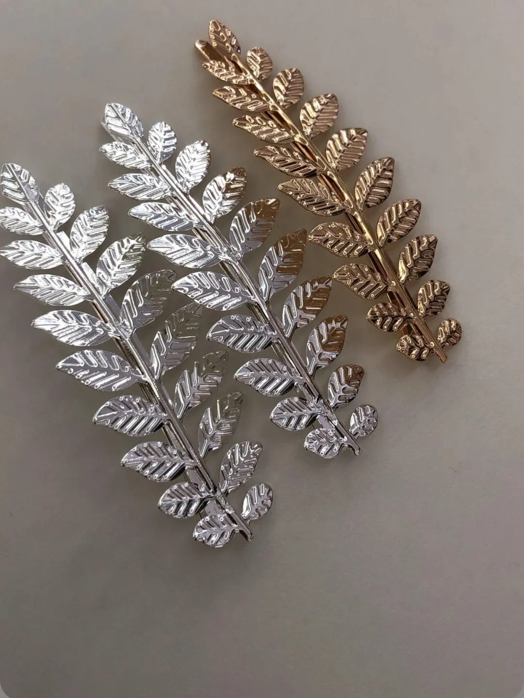 Clip metalico forma de hoja dorado