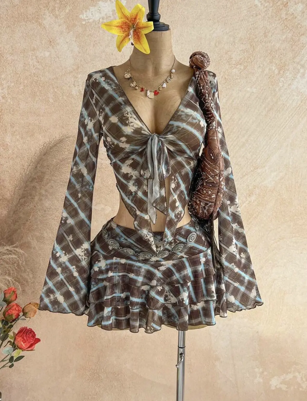 Conjunto café con celeste de falda short con doble vuelo y top mangas largas talla M