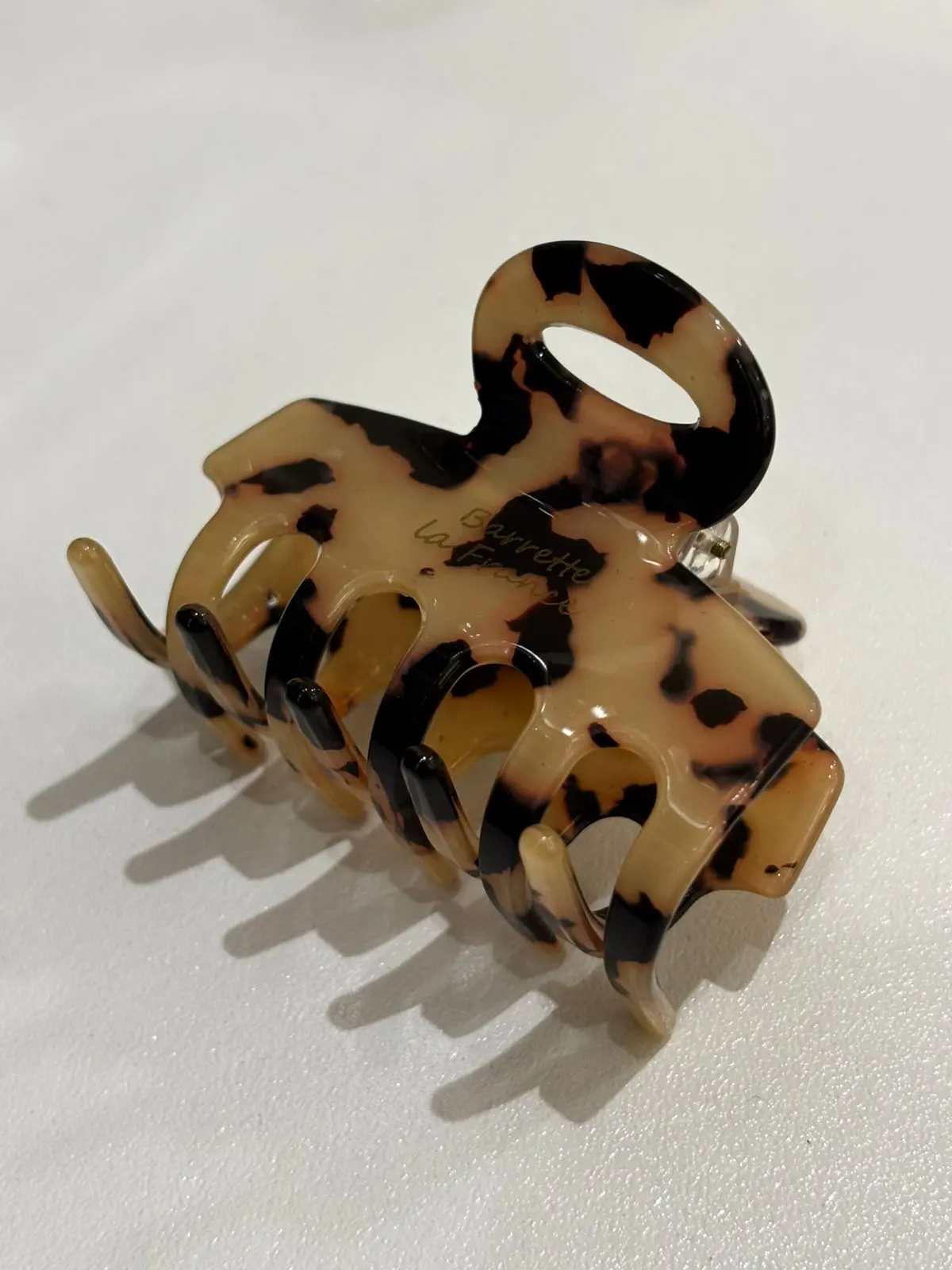 Pinza mediana cuadrada beis con cafe