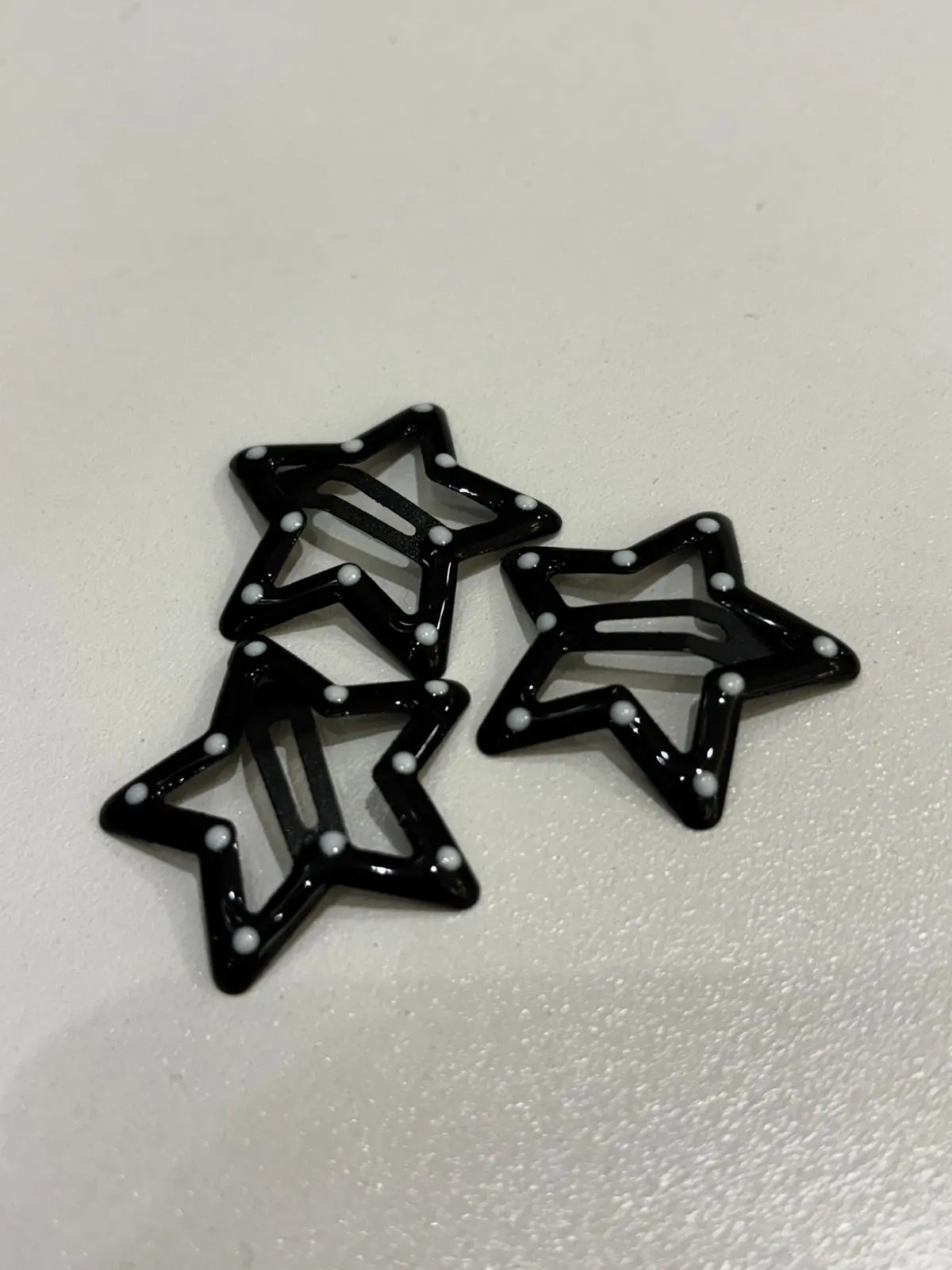 Clips estrellas polka dots negro