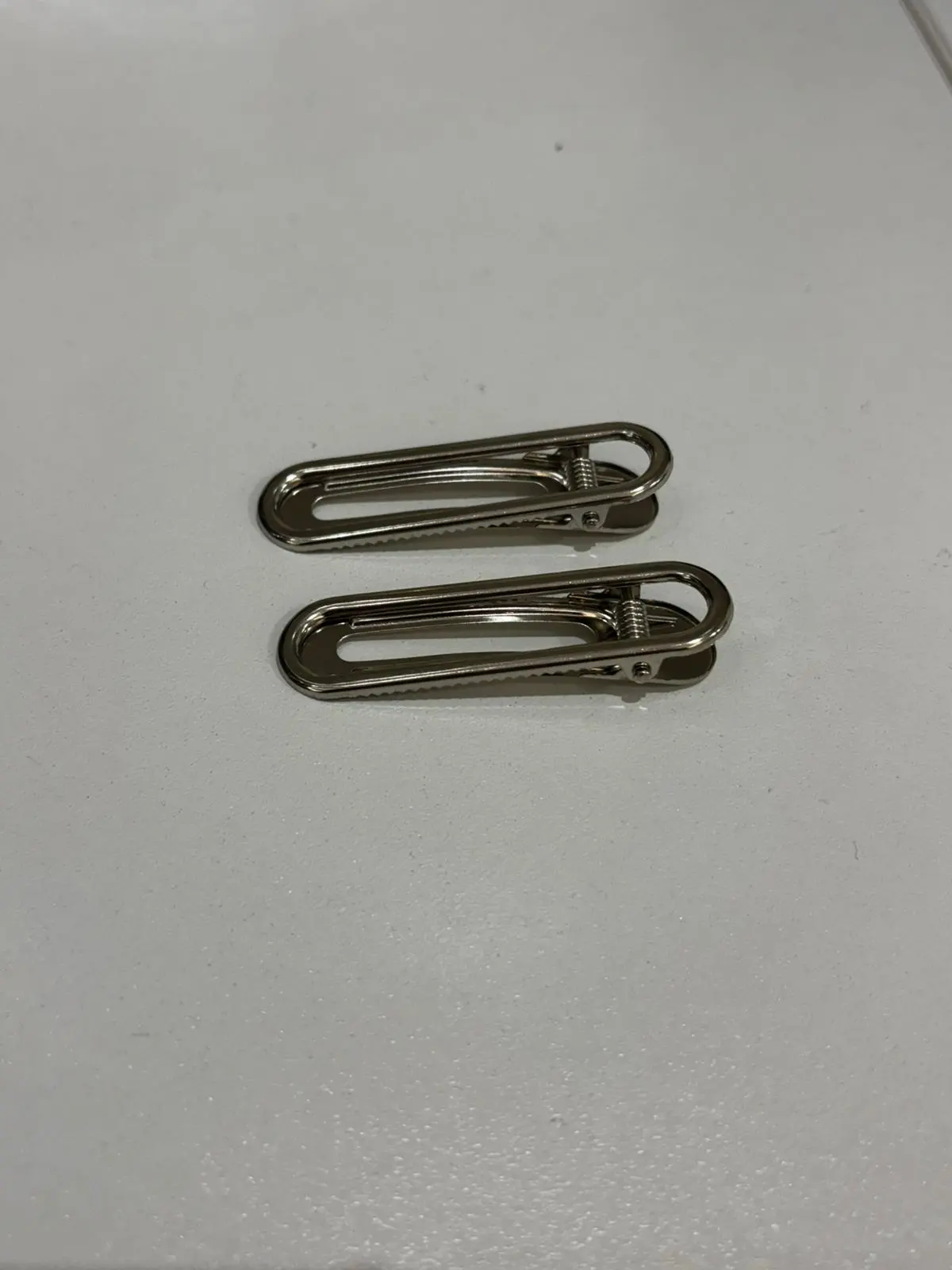 Clips metalicos ovaladas con agujero