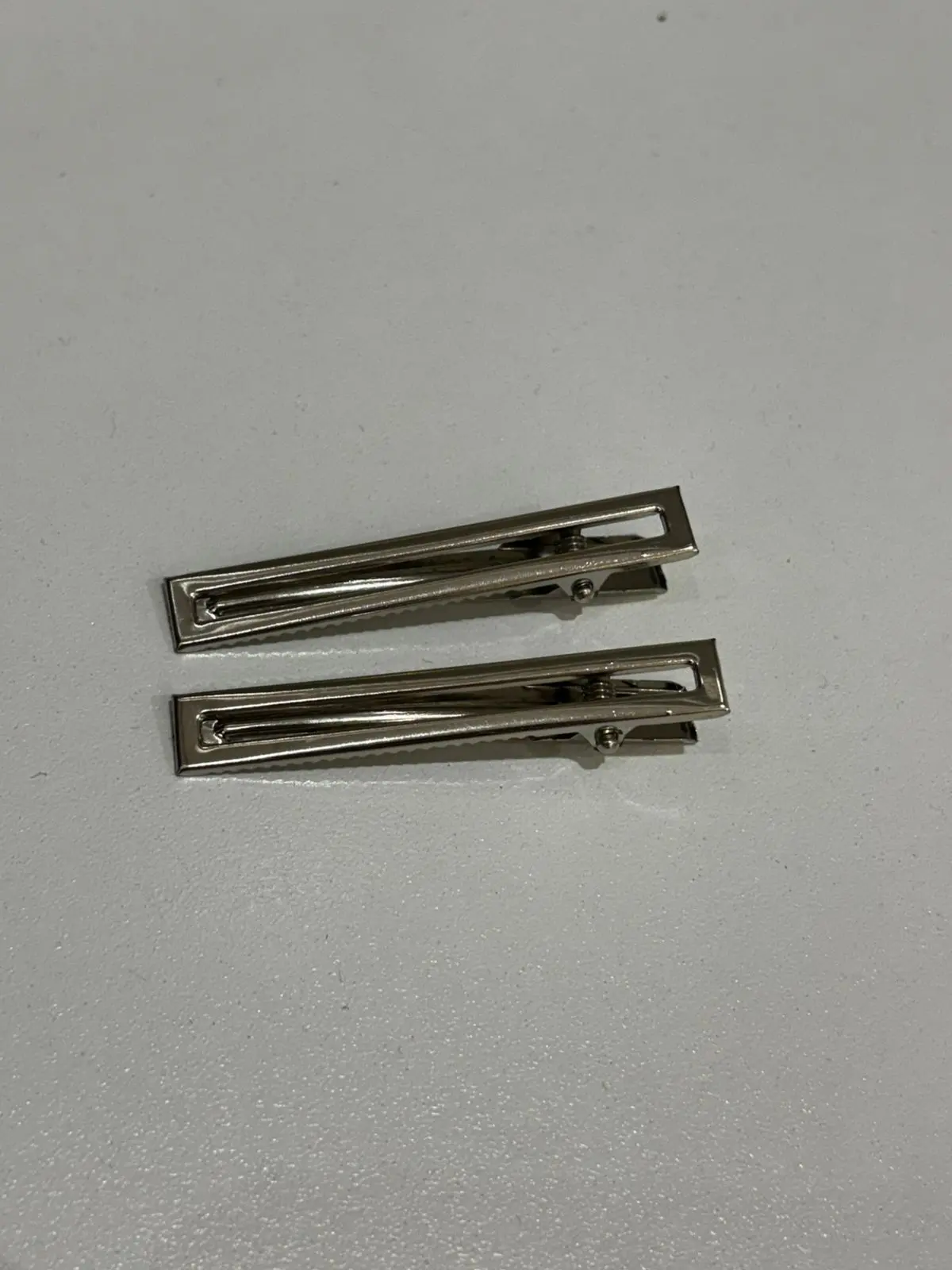 Clips metalicos rectangulares finas con agujero