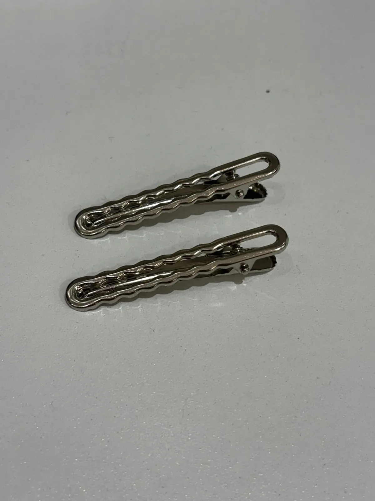 Clips metalicos onduladas con agujero
