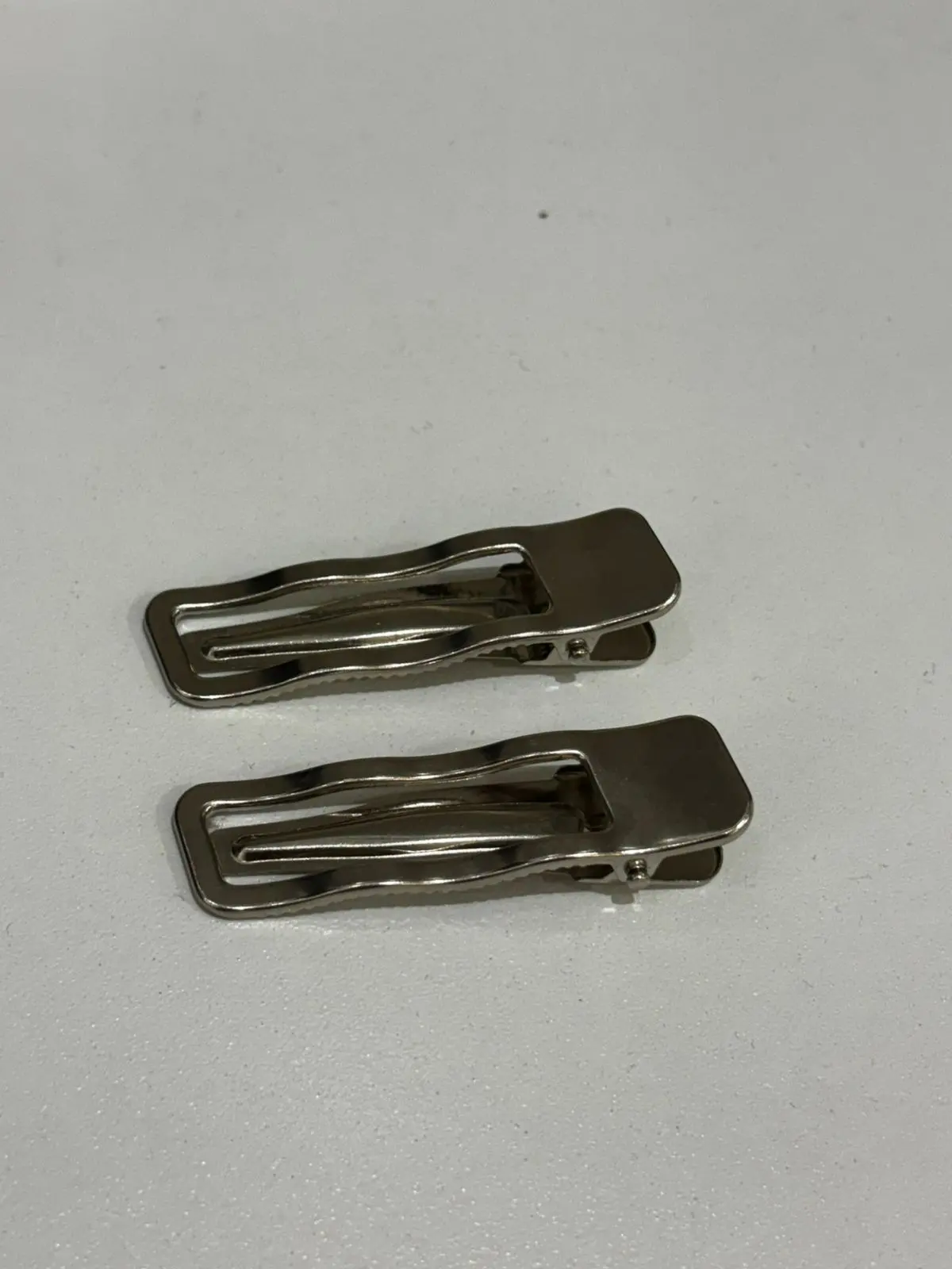 Clips metalicos rectangular con agujero ondulado