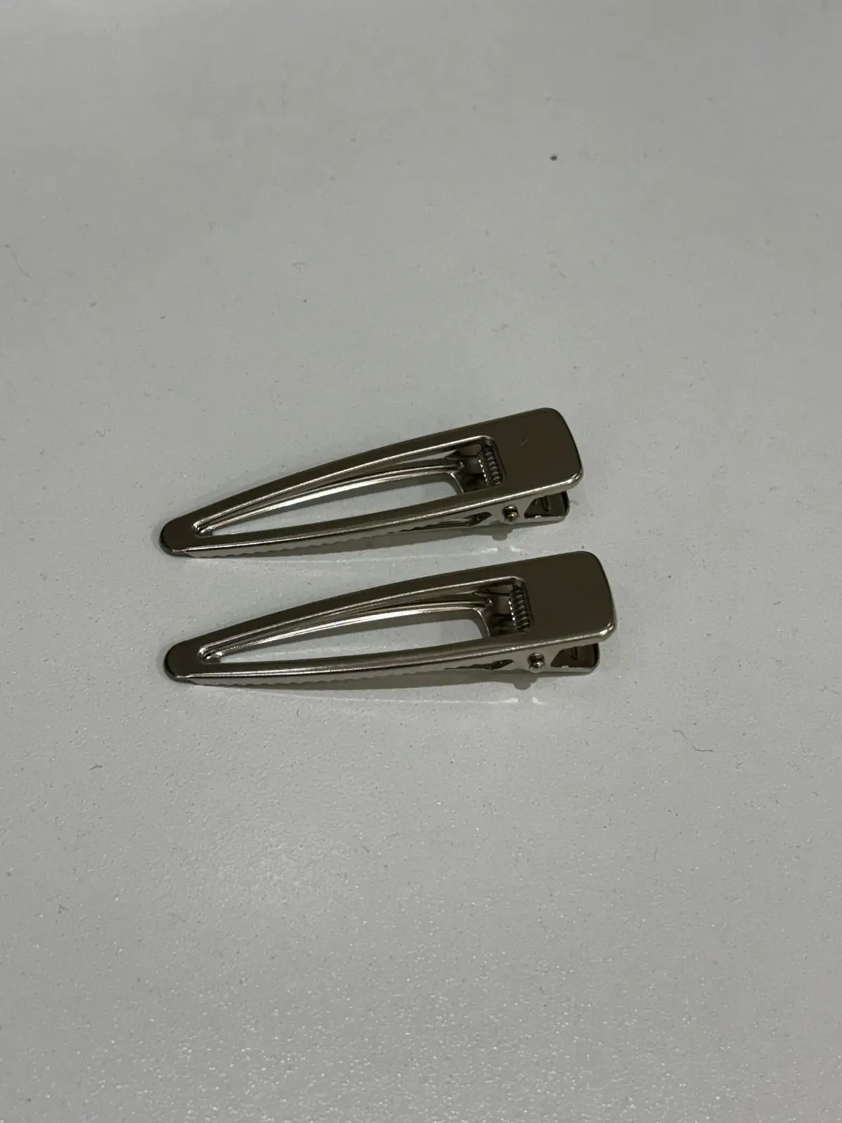 Clips metalicos en punta grande con agujero
