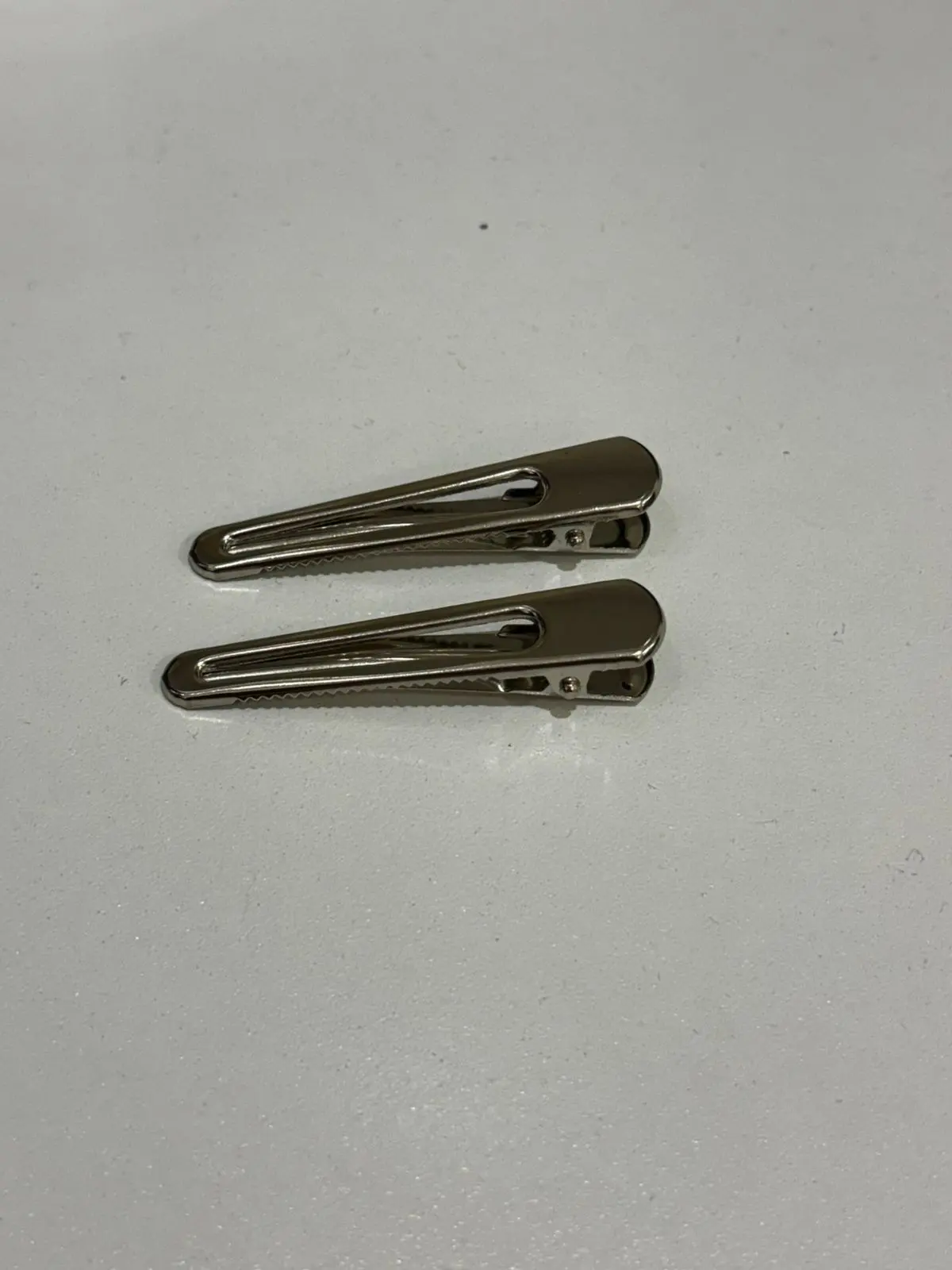 Clips metalicos en punta con agujero