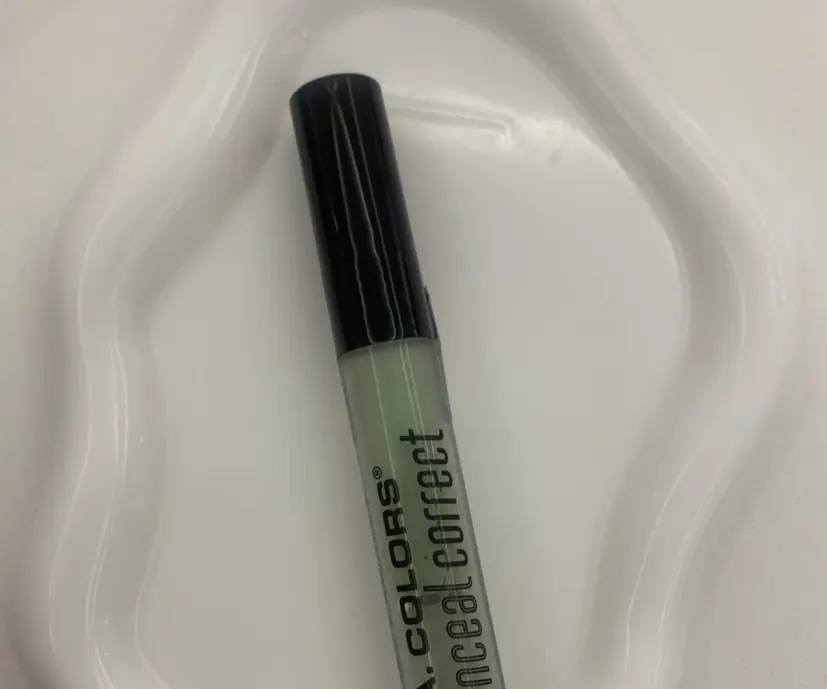 Corrector L A colors verde