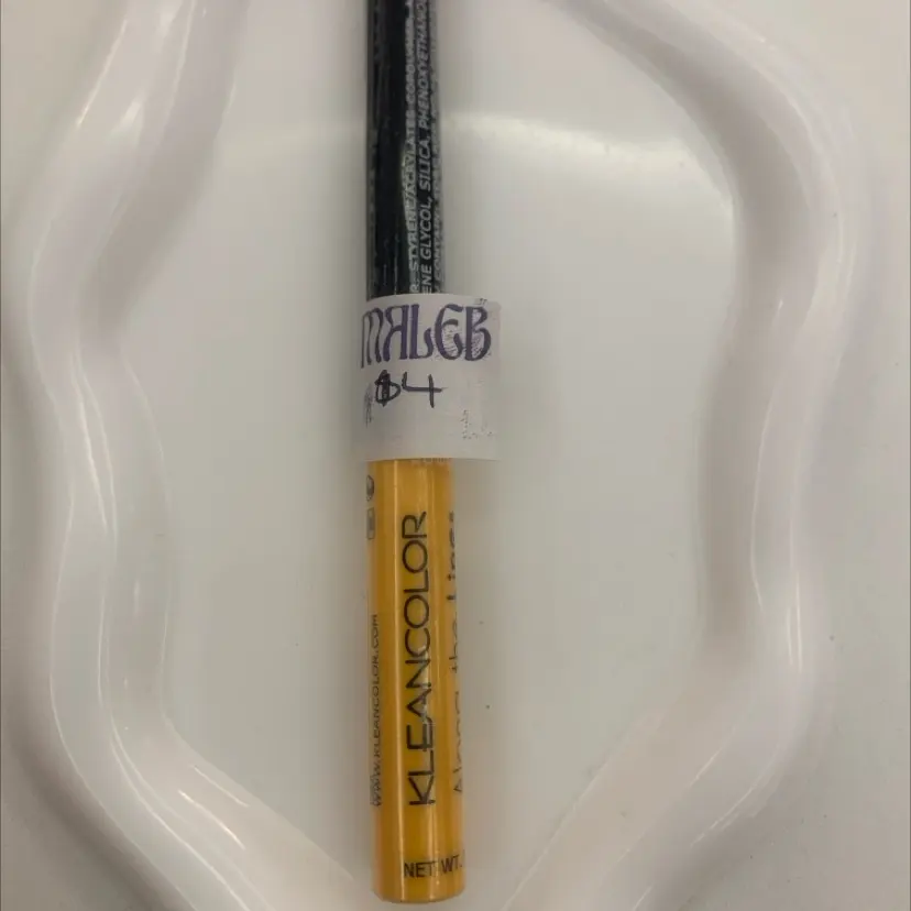 Delineador de ojos amarillo