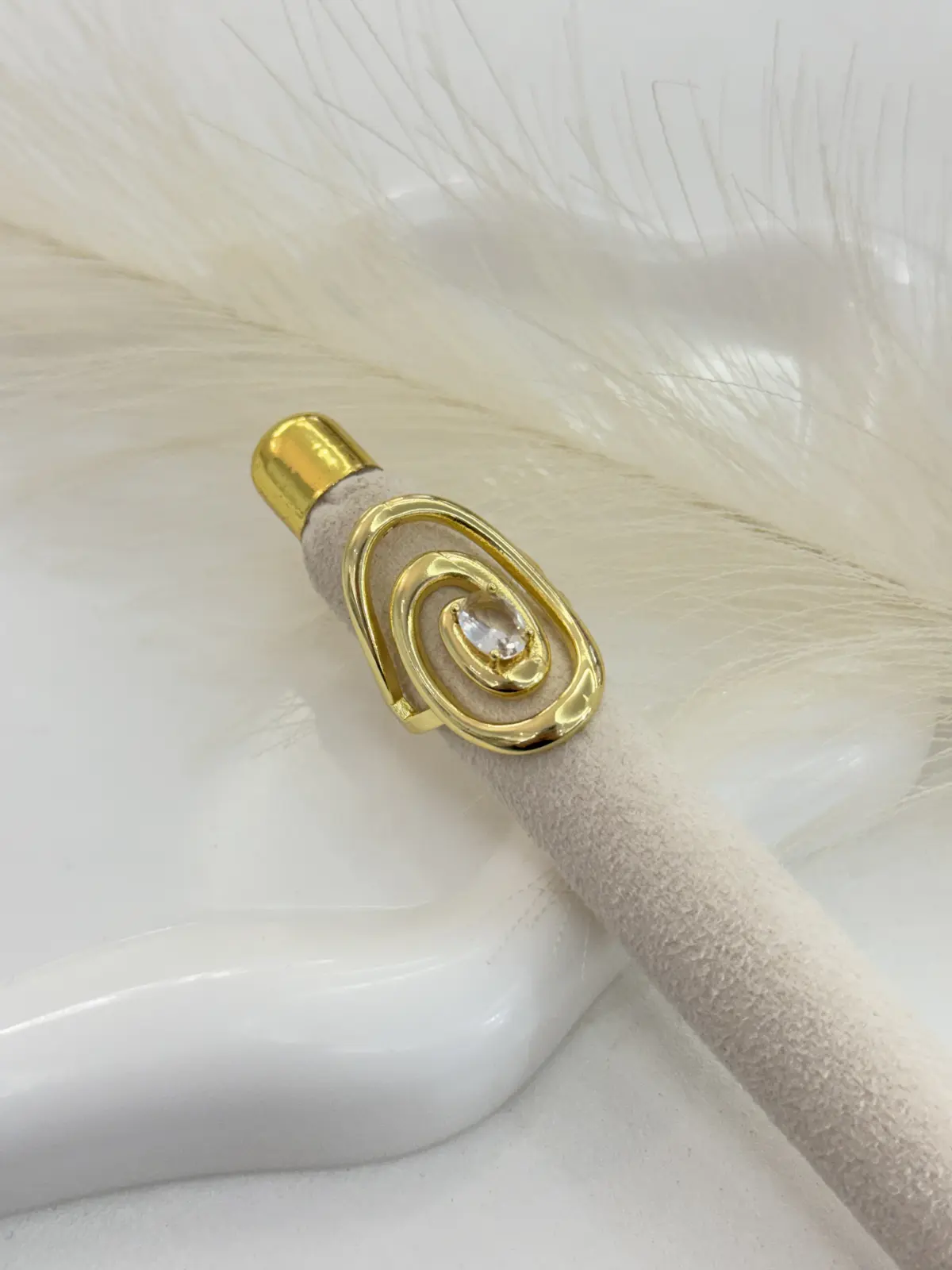 A00-741 Anillo dorado espiral con una piedra