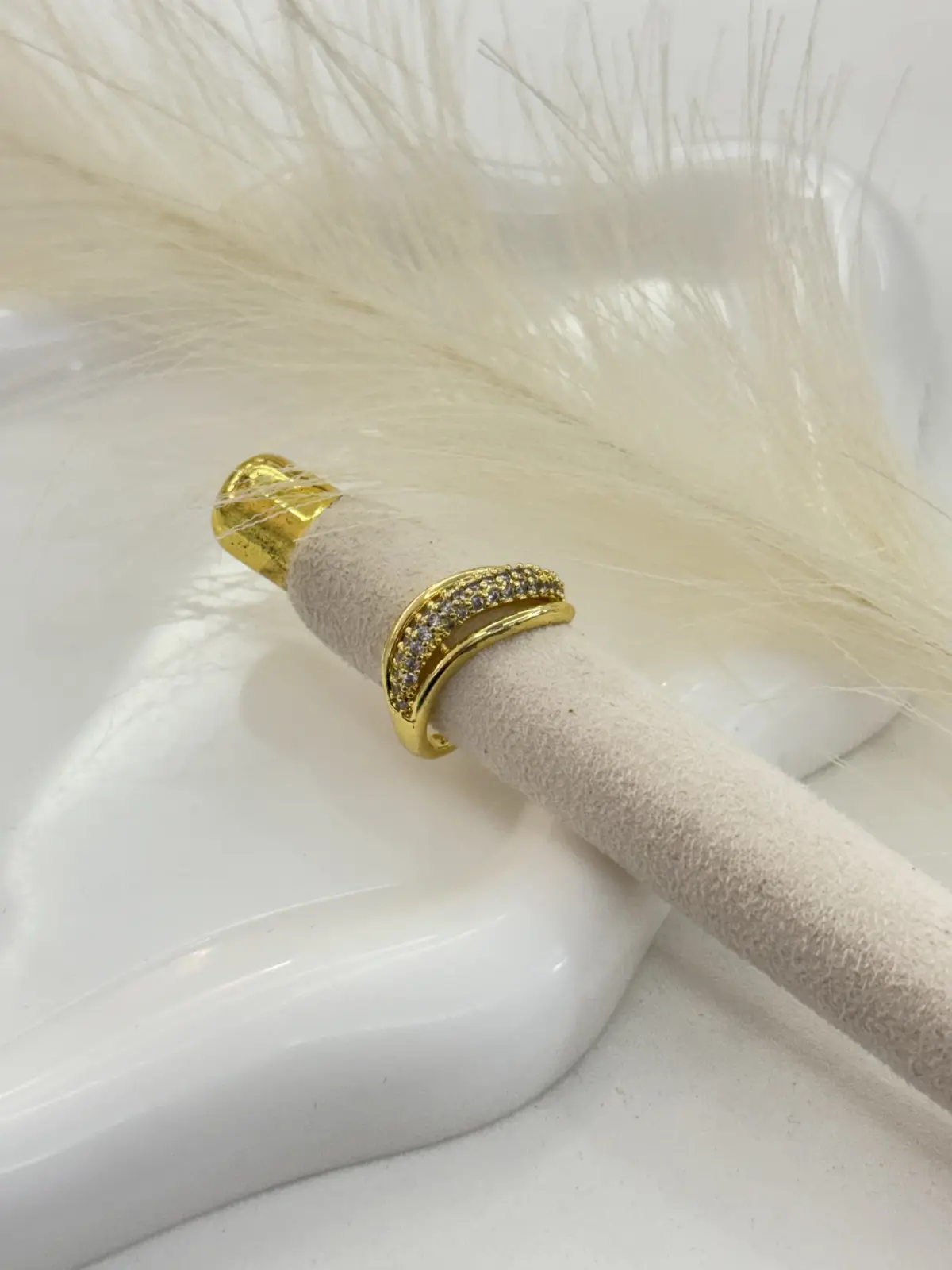 A00-722 Anillo dorado triple zircones en el centro