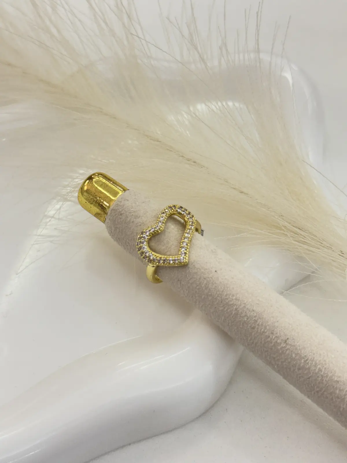 A00-786 Anillo dorado corazón grande vacio zircones en bordes