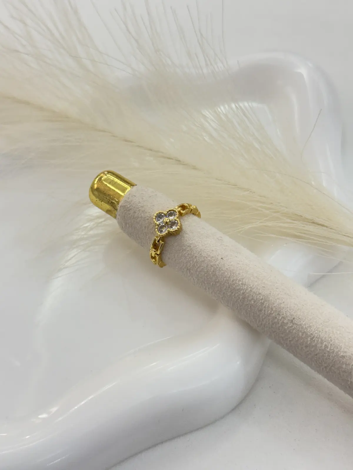 A00-418 Anillo dorado van cleff cadena piedras blancas