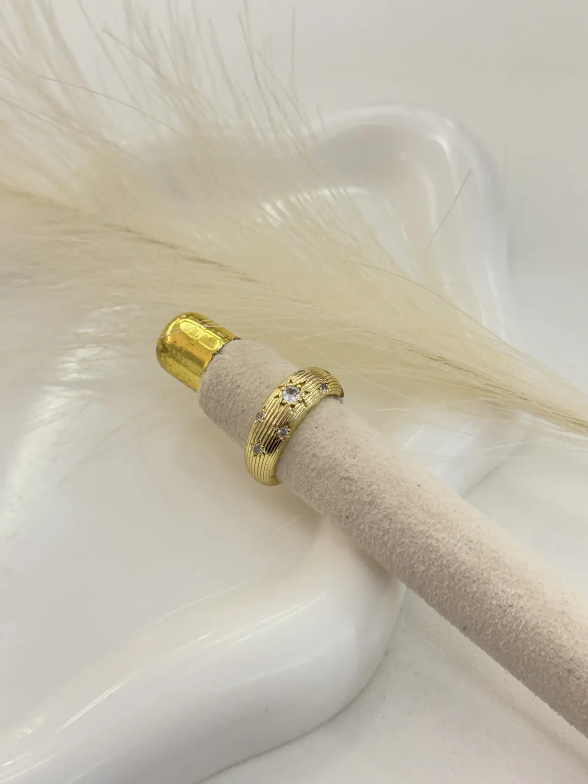 A00-239 Anillo dorado ajustable grueso tallado de sol y mini piedras