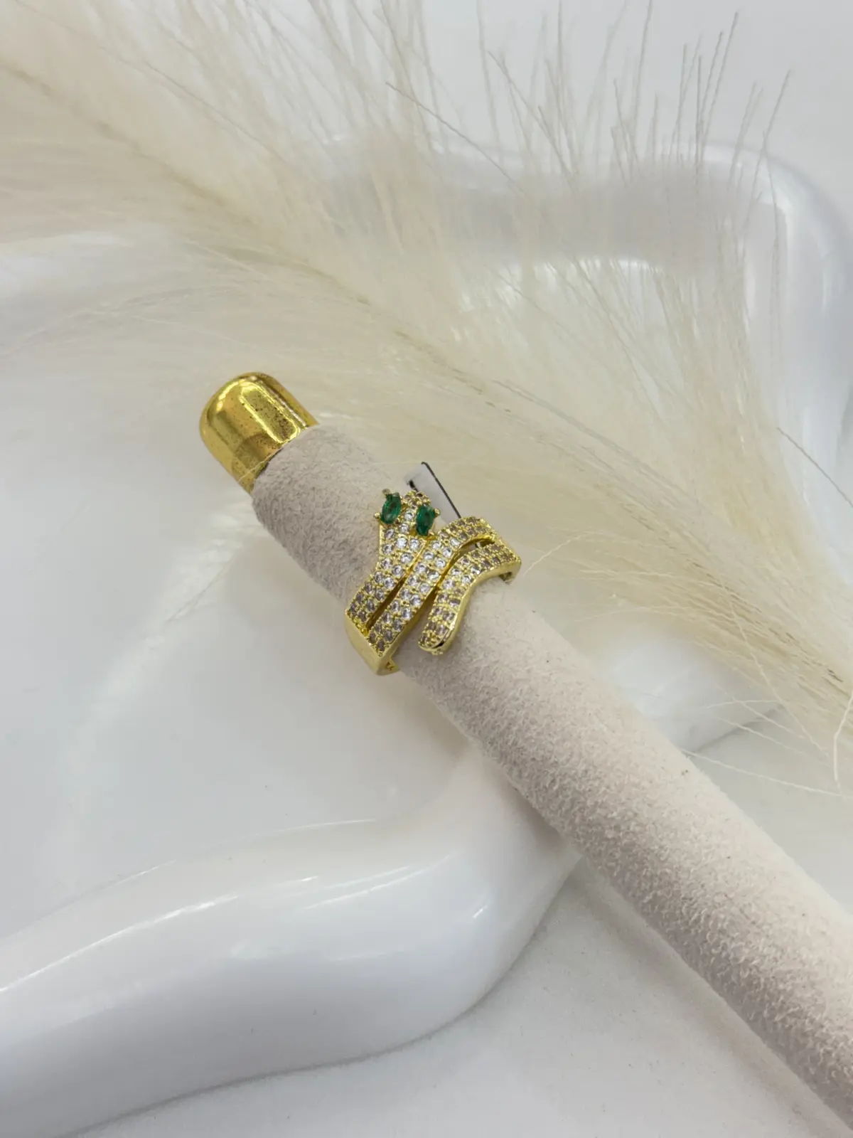 A00-776 Anillo dorado serpiente ojos verdes corta