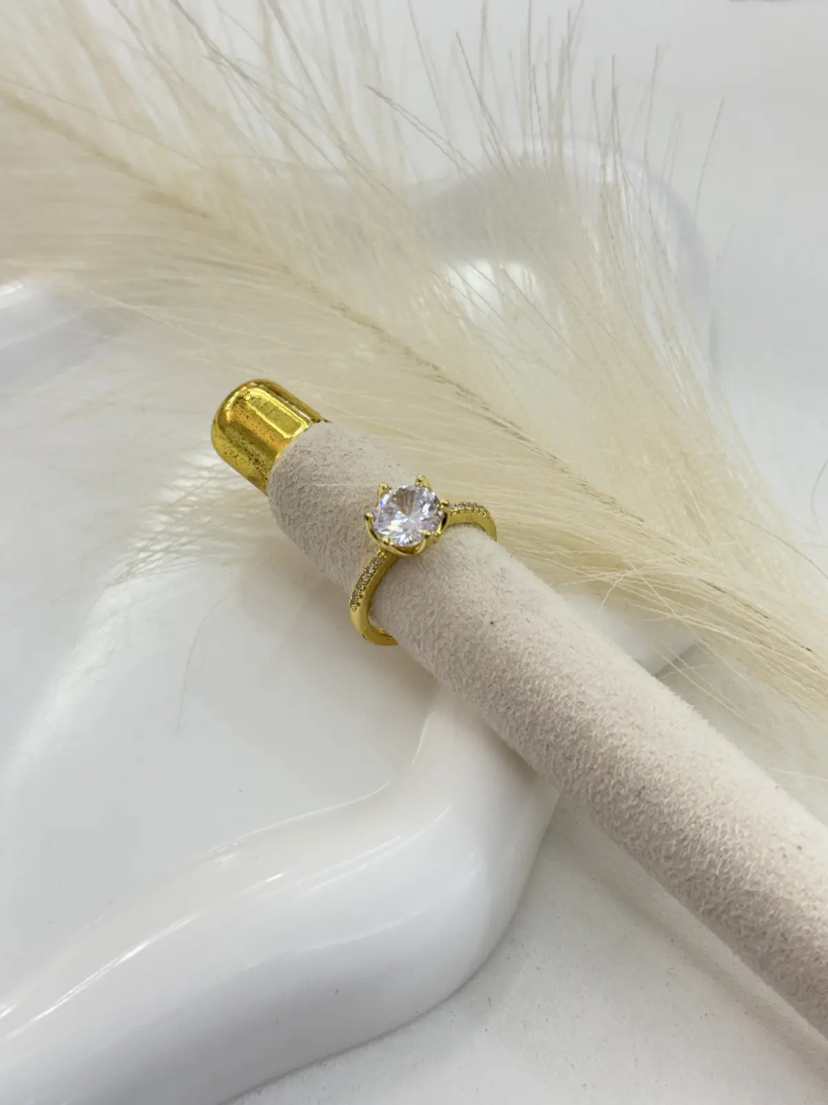 A00-649 Anillo dorado solitario zircones piedra blanca grande