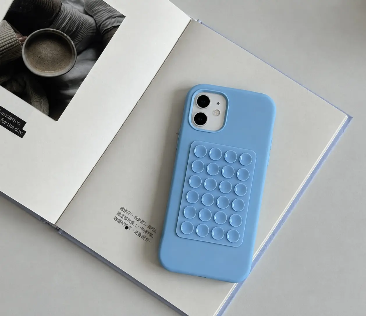 CASE IPHONE 12 CELESTE CON VENTOSA