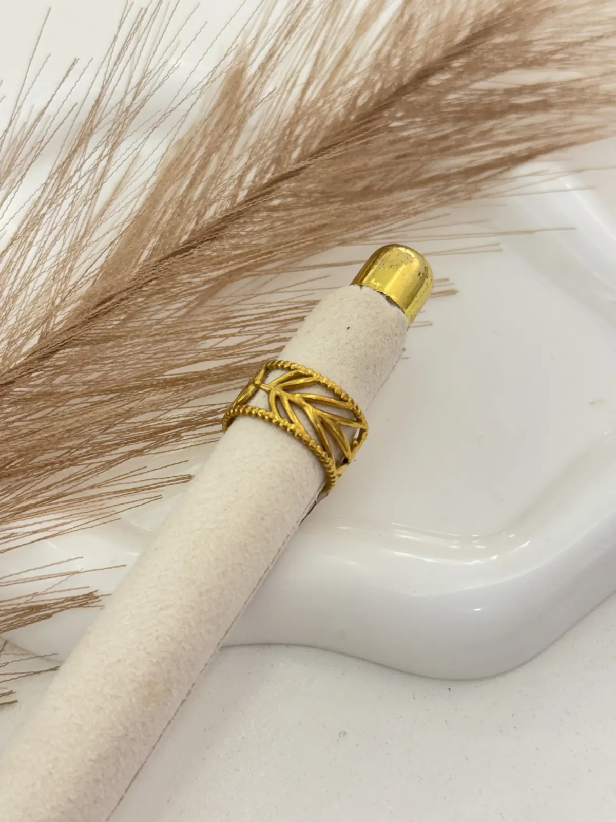 A00-755 Anillo dorado con ramas dentro