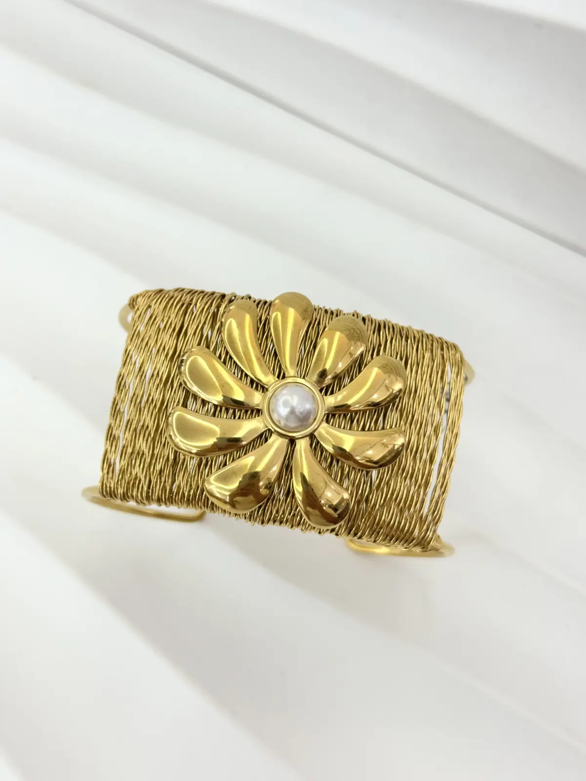 BR00-383 Pulsera dorada ancha flor con una perla