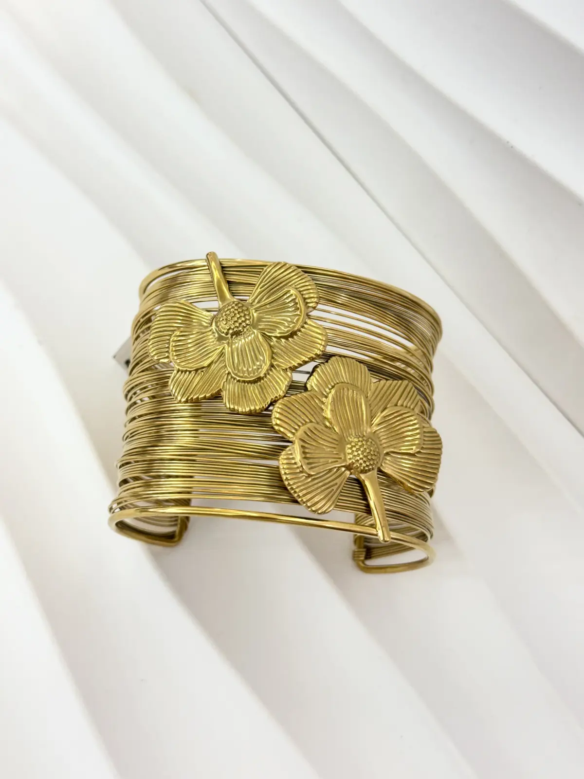 BR00-380 Pulsera ancha dorada con dos flores