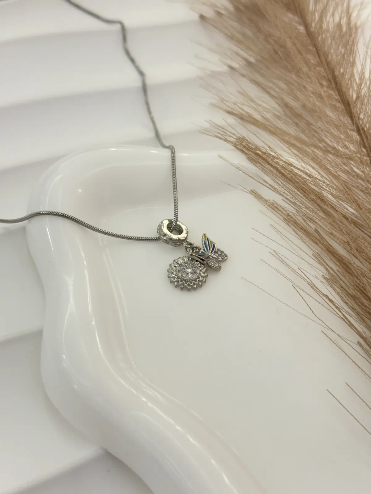 C01-145 Cadena plateada charms mariposa y girasol
