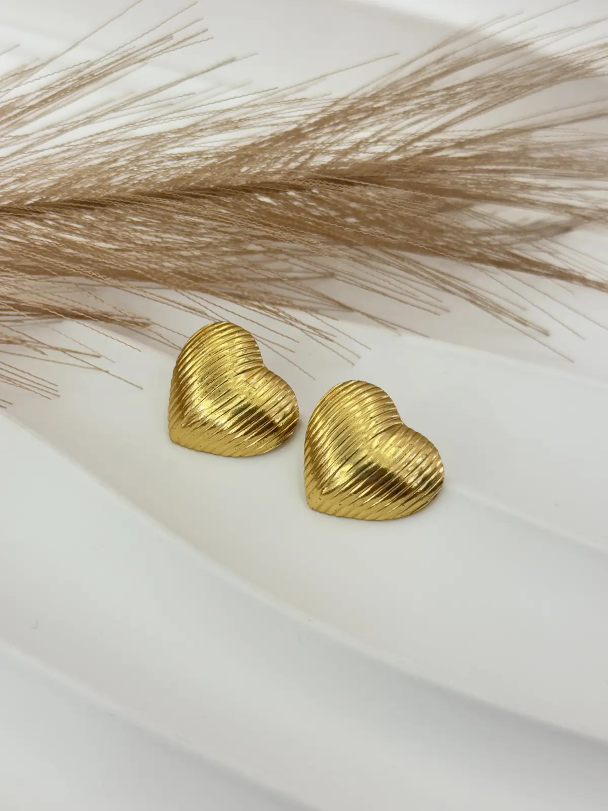 P00-63 Aretes dorados corazón textura rayas acero