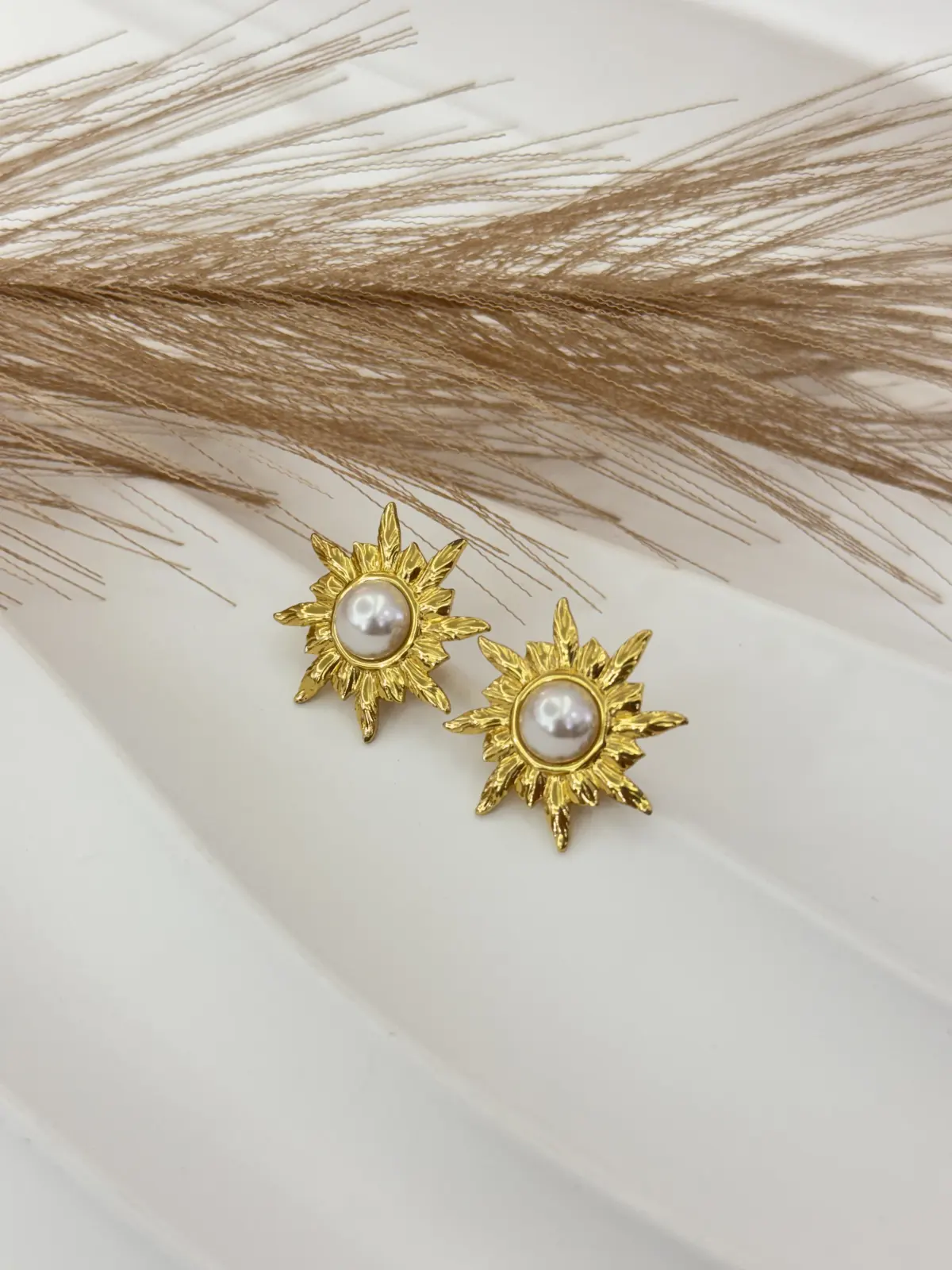 P01-636 Aretes dorados sol pequeño con una perla