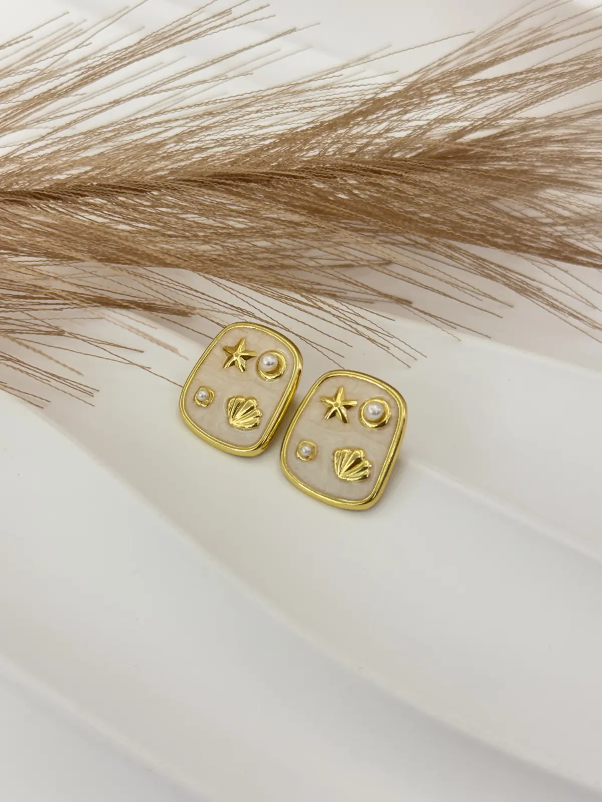 P02-164 Aretes dorados cuadros nacarados con estrella perla y concha de mar