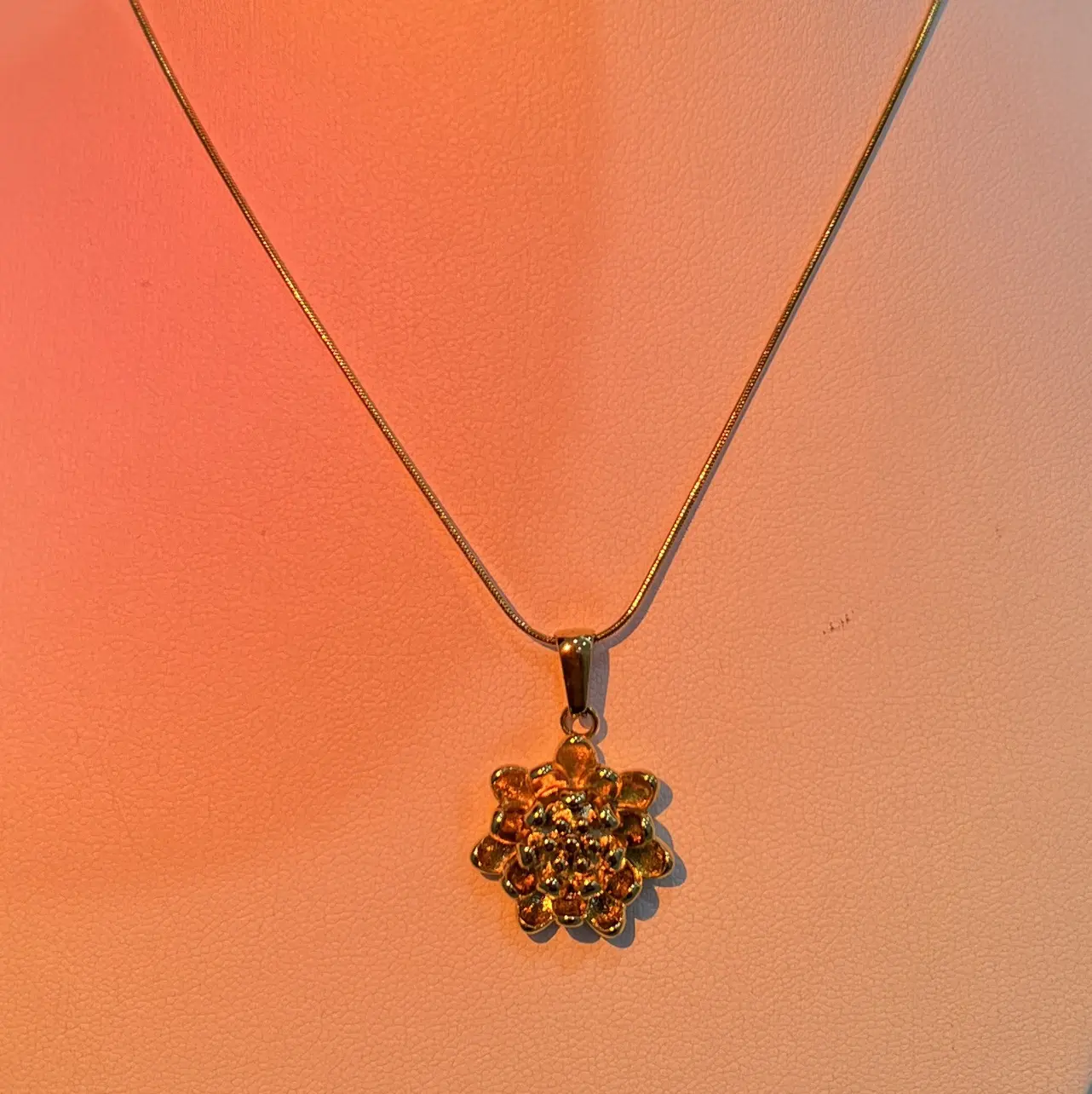 Cadena de flor dorada