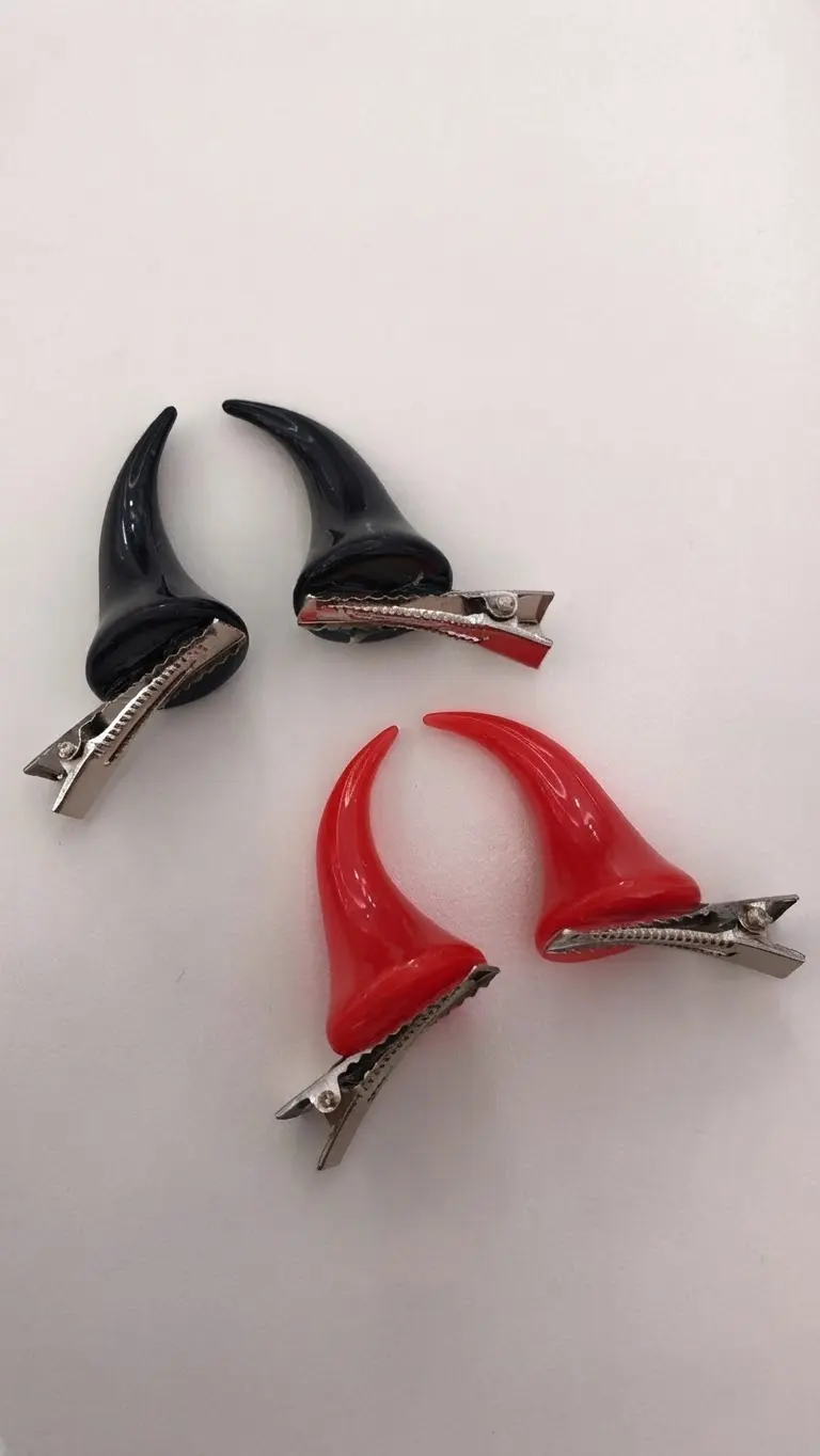 Clips cuernos color rojo