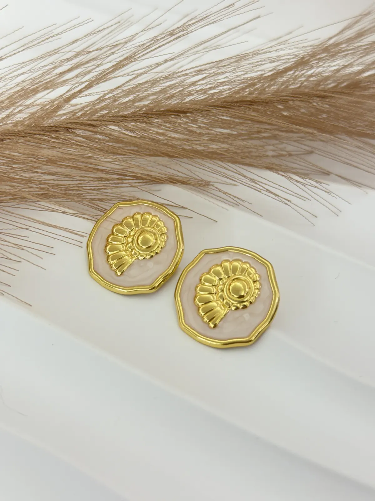P02-166 Aretes dorados circulo con concha dentro