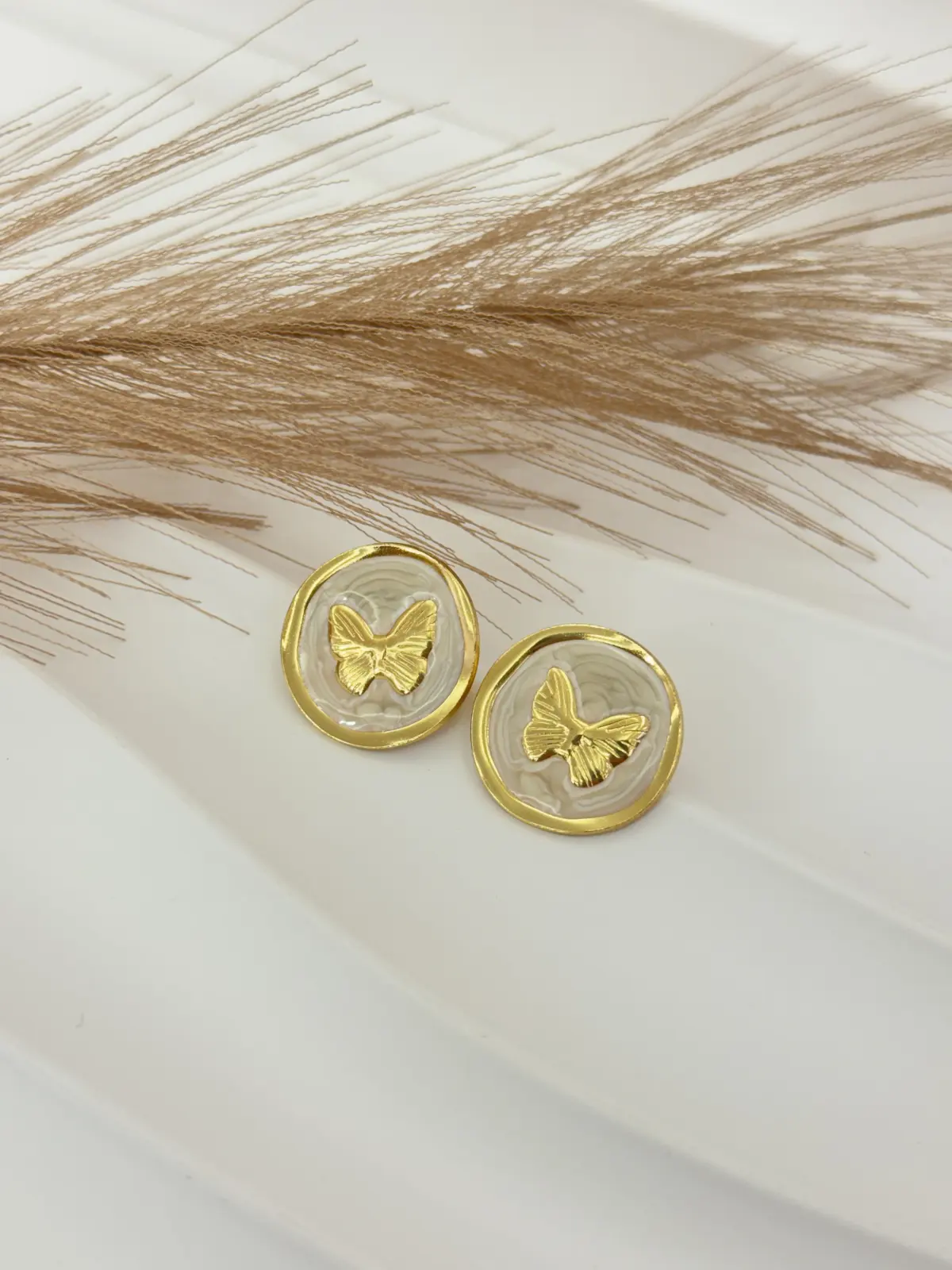 P01-874 Aretes dorados circulo nacarado mariposa dentro