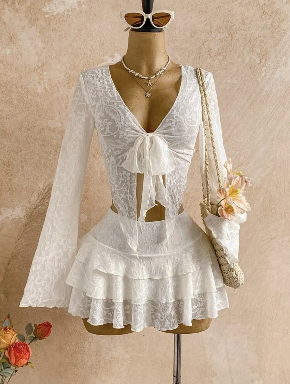 Conjunto de 2 piezas color Blanco blusa mangas larga y falda shorts de doble vuelo Talla M
